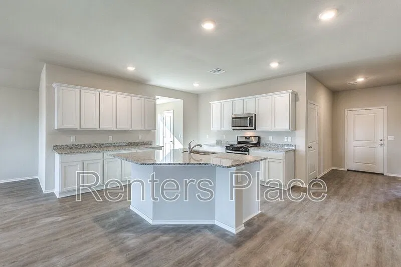 4 bed, 2.0 bath, 2031 sqft, $1,895 — Photo 4