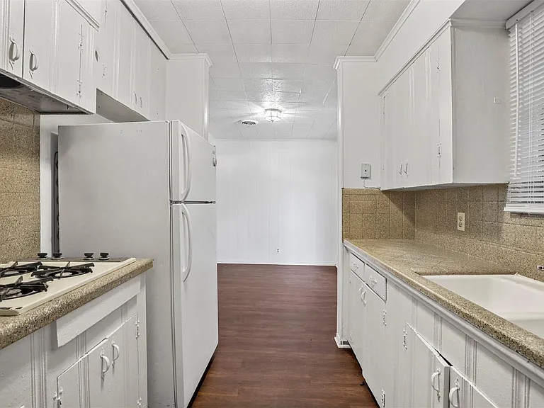 711 N Carroll Blvd — Photo 4