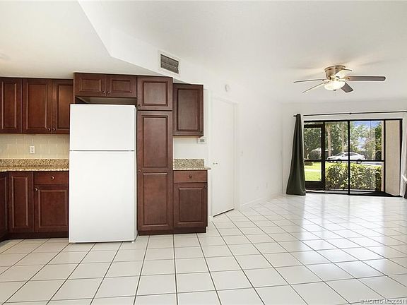 4th image of 2083 NE Collins Cir APT 81
