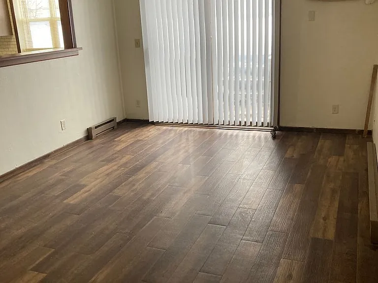 Immaculate Updated 1 and 2 Bedrooms with 1 Bath — Photo 32