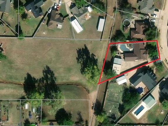 4th image of 2325 E Hills Dr