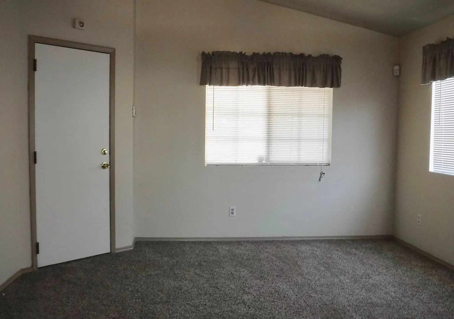 3 Bedroom Home Near Unser and McMahon NW — Photo 2
