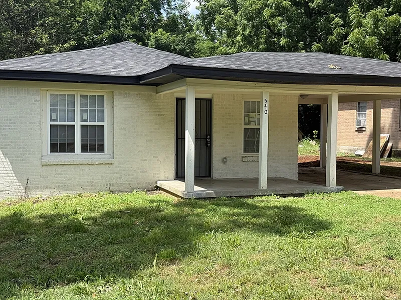 3 bed, 1.0 bath, 1200 sqft, $1,000 — Photo 3