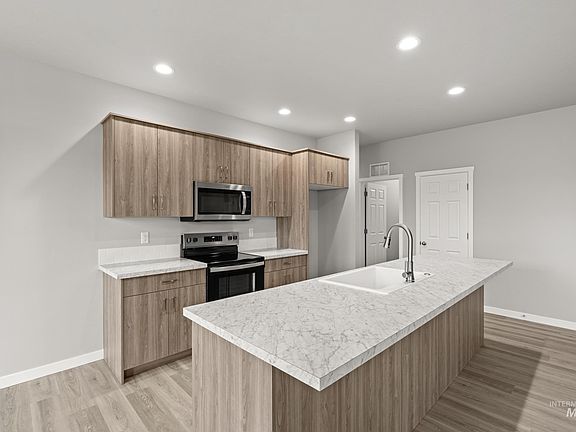 5th image of 487 Hamlow Ave