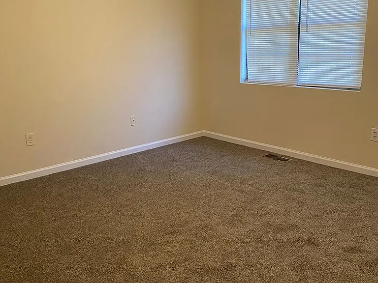 2077 Lenoa Ln — Photo 4