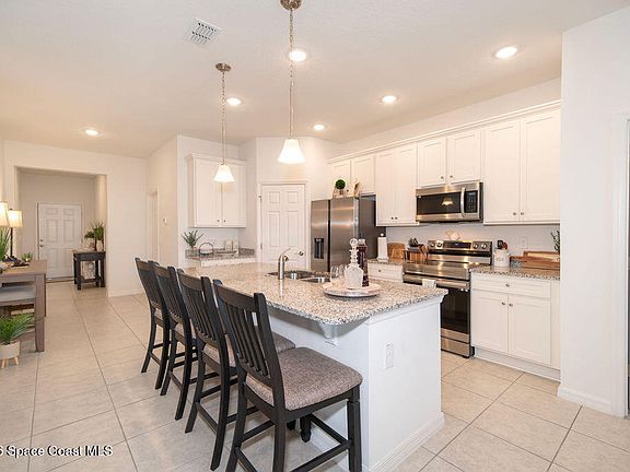 3rd image of 104 Compass Pl