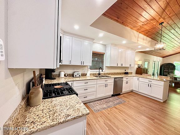 5th image of 320 Reed Pl