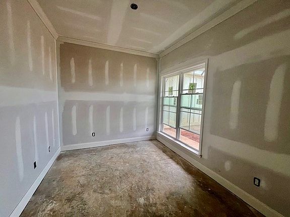 3rd image of 122 Hillgrove Ln