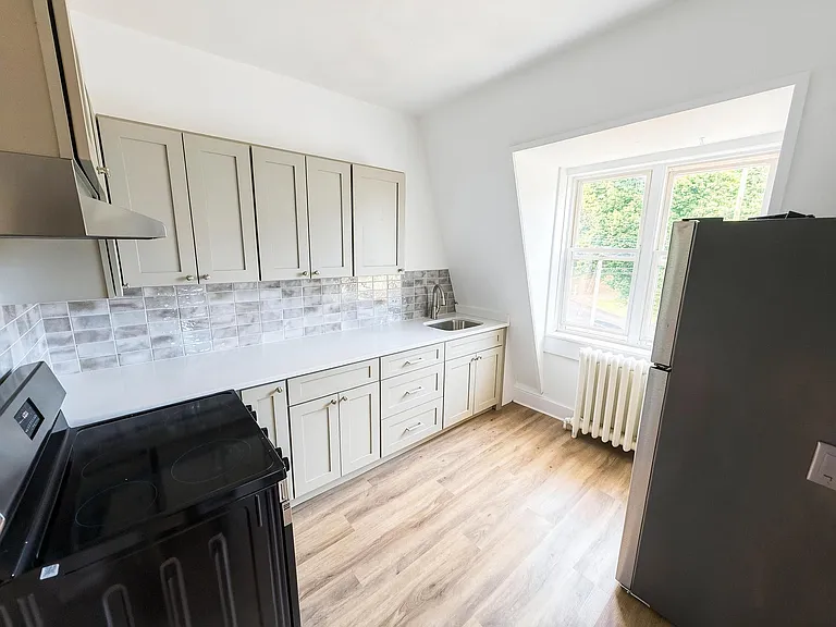 834 Warren St #6 — Photo 3