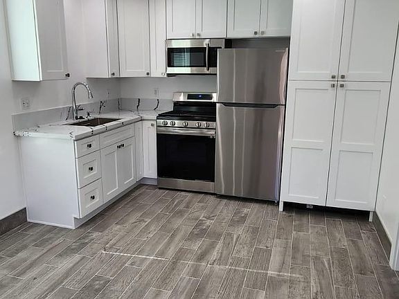 3rd image of 23321.5 Hamlin St