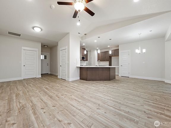 3rd image of 1505 7th Avenue NE
