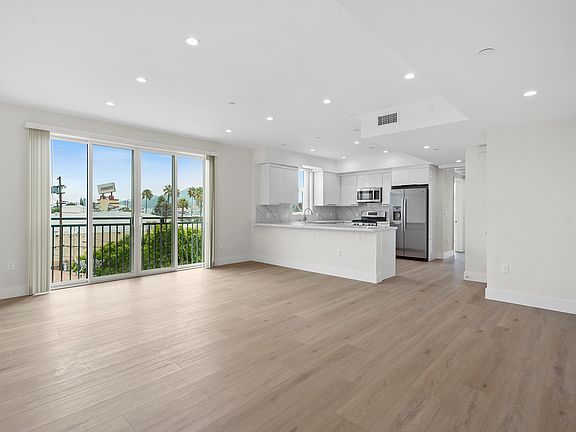3rd image of 11042 La Maida St #202