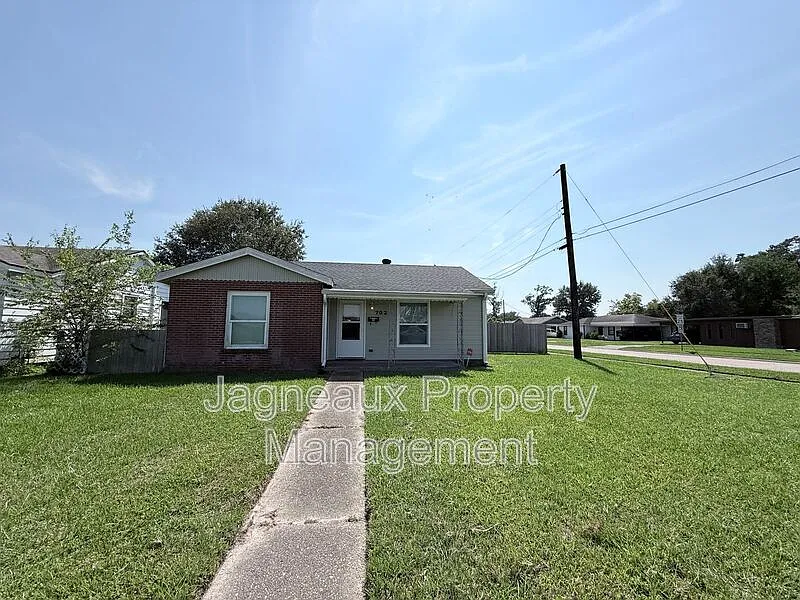3 bed, 2.0 bath, 1650 sqft, $1,500 — Photo 2