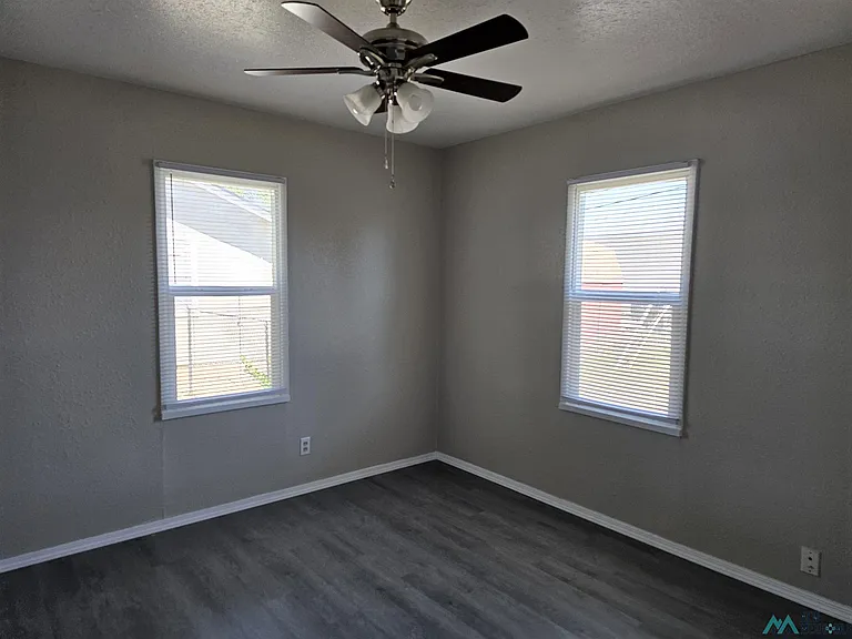 105 E Plaza Dr — Photo 9
