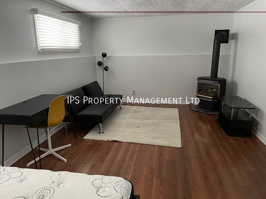 98 Maple Drive, Belleville - 2 Bed | 1 Bath | 2 Parking — Photo 1