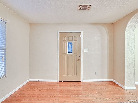 2nd image of 940 STONEWALL ST