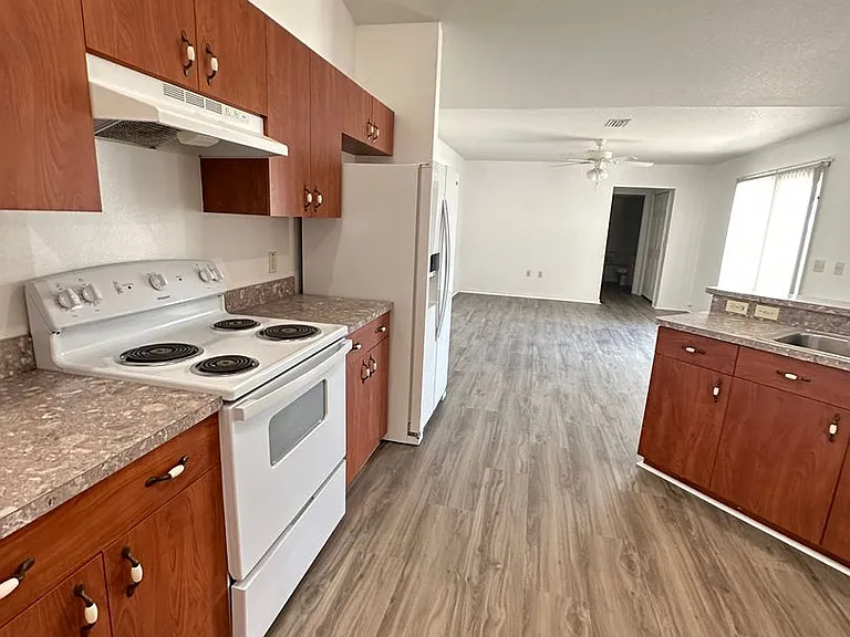 376 Marion Oaks Trl — Photo 2