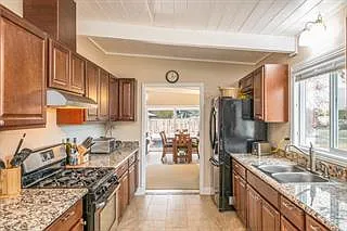 1845 Ord Grove Ave — Photo 4