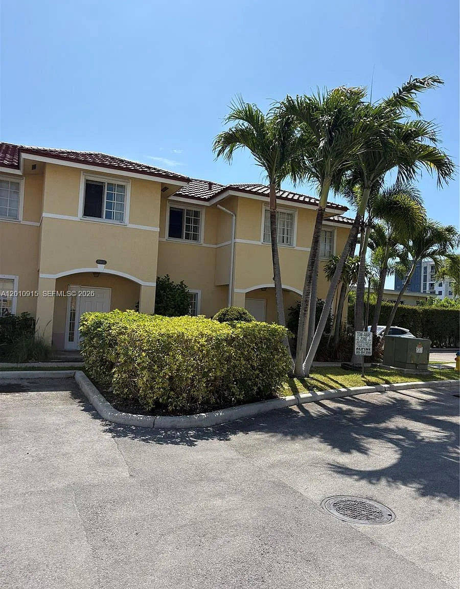 Aqua Vista Townhomes Cond — Photo 1