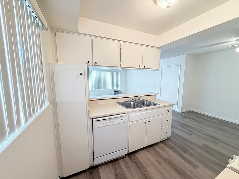 Beach Apartments — Photo 10