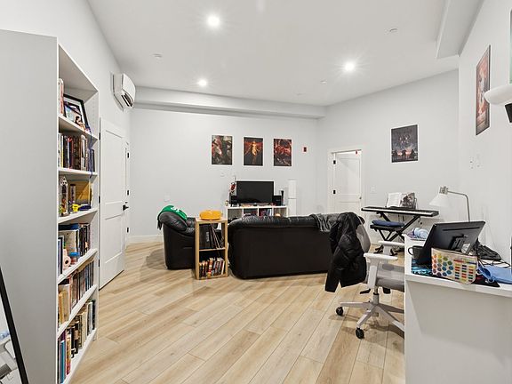 3rd image of 3849 Lancaster Ave #203