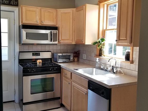 4th image of 82 Waldron Ave