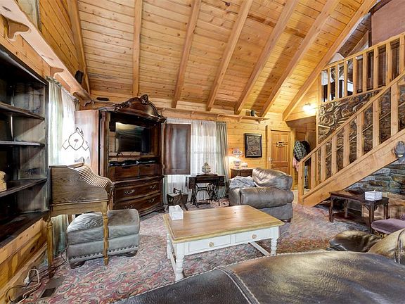 5th image of 10 Timber Oaks Rd