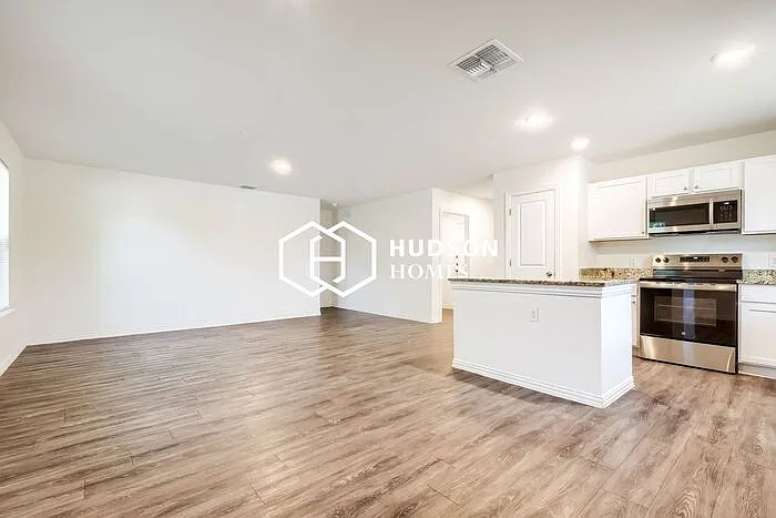 3 bed, 2.0 bath, 1298 sqft, $1,349 — Photo 4
