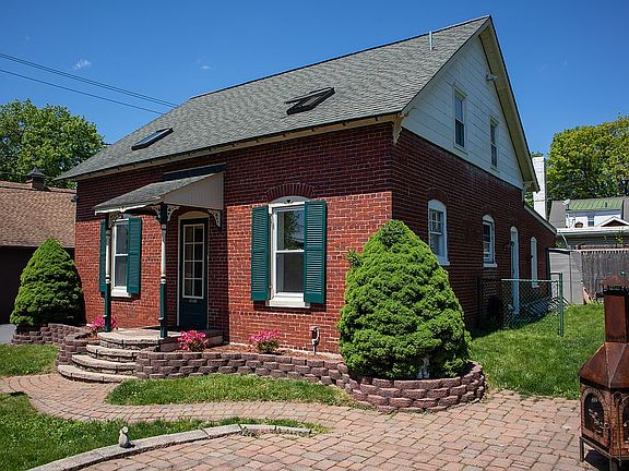 2nd image of 2129R Spring St