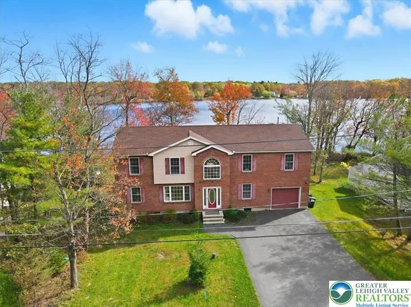 5273 Holiday Dr, Pocono Summit, PA 18346