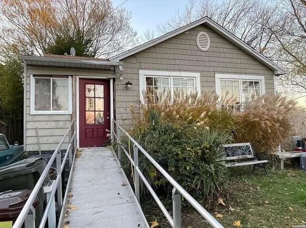 24 Plymouth Street, West Babylon, NY 11704