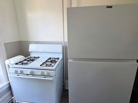 3rd image of 625 N 6th St APT 3