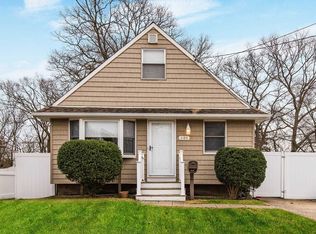 686 Elmwood Rd, West Babylon, NY 11704