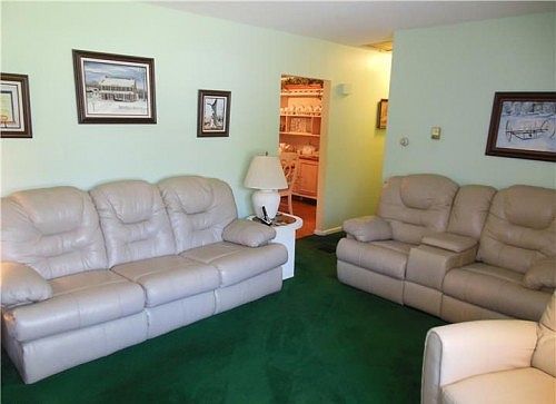 5th image of 105 Douglas Dr