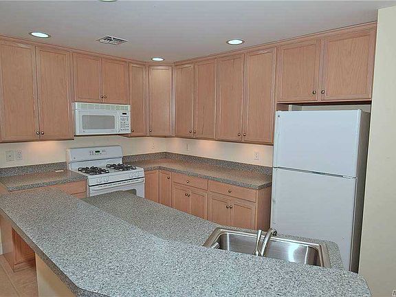 3rd image of 1 White Oak Ct