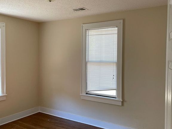 3rd image of 2619 Woodlawn Ave