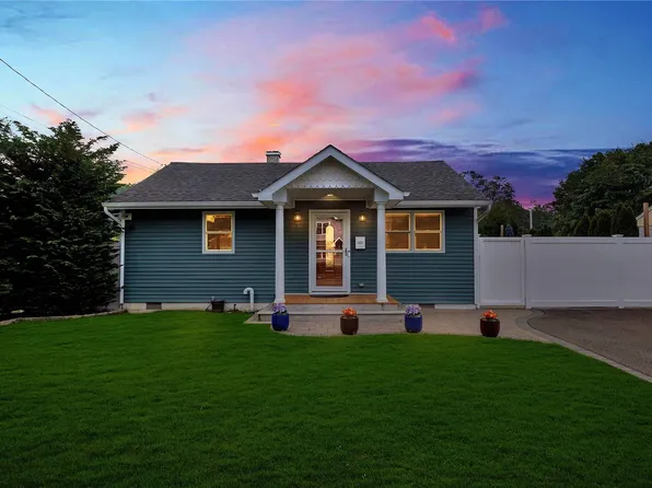 28 Academy Lane, Oakdale, NY 11769