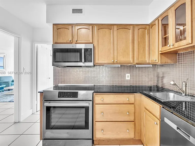 5161 Collins Ave #1017 — Photo 15