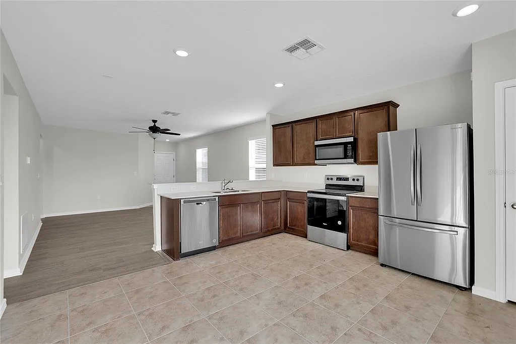 3 bed, 2.0 bath, 1256 sqft, $2,300 — Photo 3