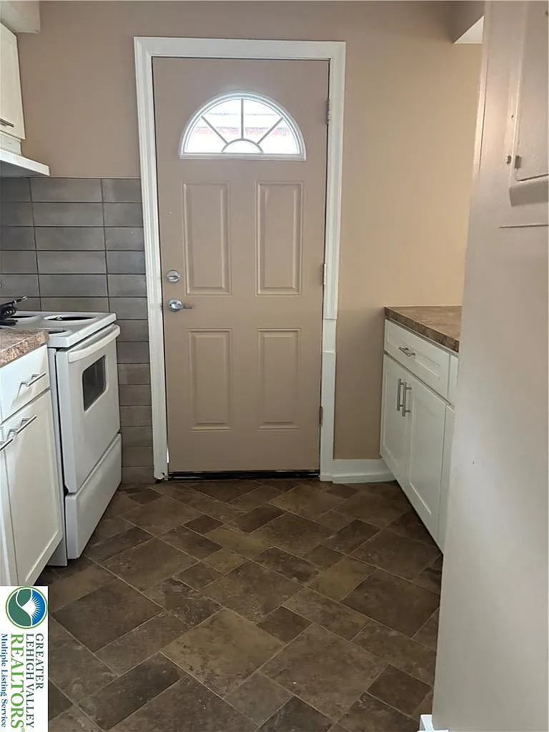 1 bed, 1.0 bath, 730 sqft, $1,300 — Photo 1