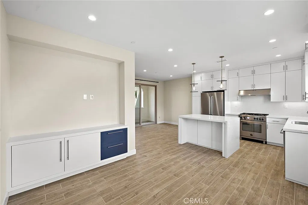 3 bed, 3.5 bath, 1500 sqft, $4,700 — Photo 3