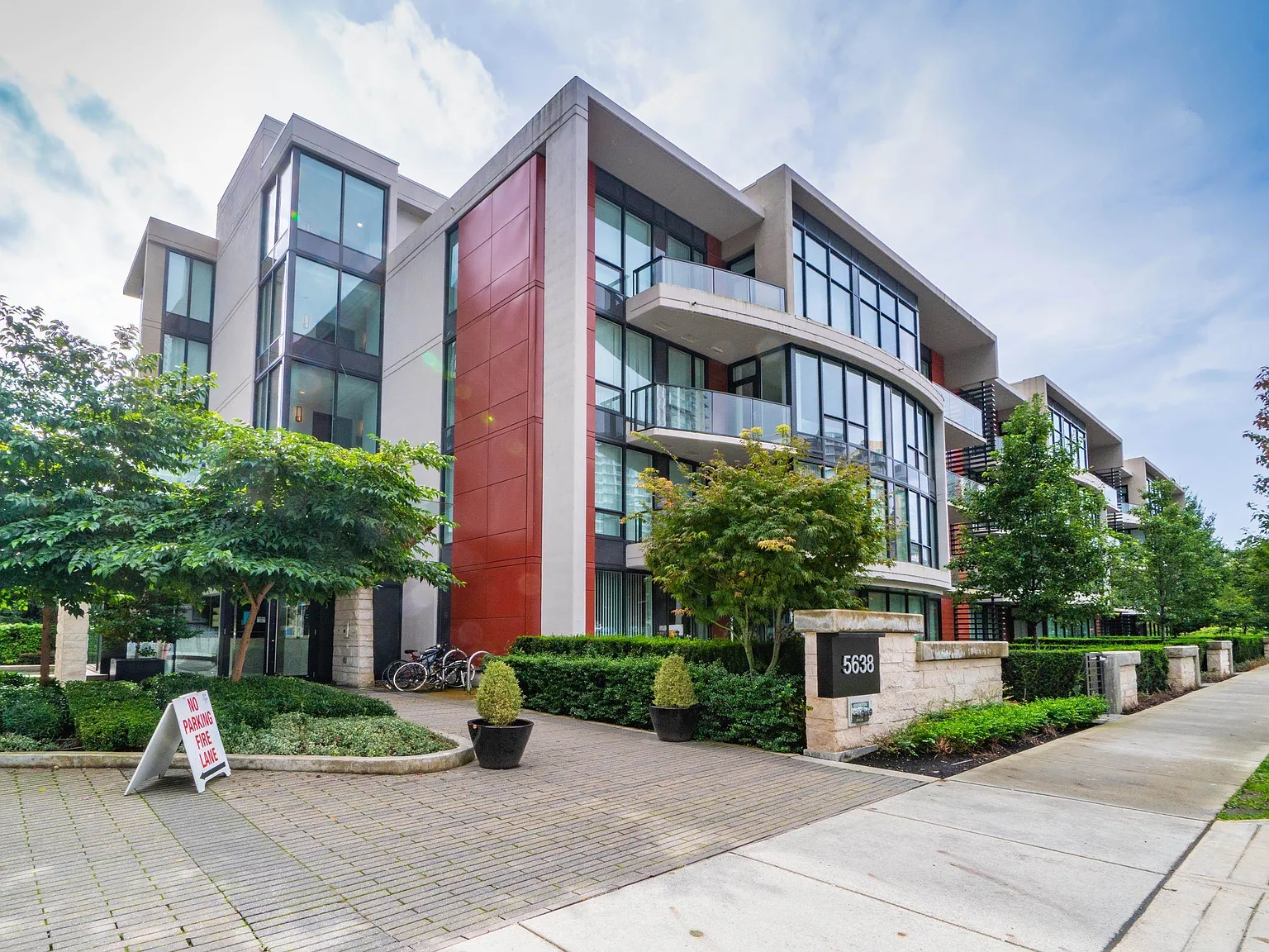2 bed, 900 sqft, $3,800 — Photo 1