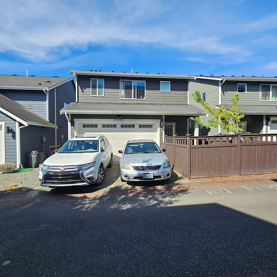 Beautiful 3-Bedroom Home Near Bases & Ferries with Fully Fenced Yard — Photo 3