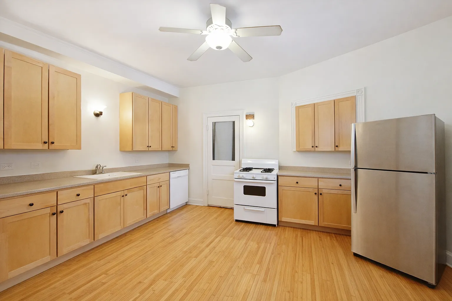 5 bed, $2,900 — Photo 2