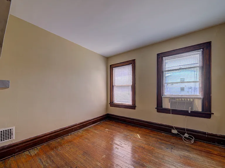 1638-1640 Indianola Ave — Photo 11