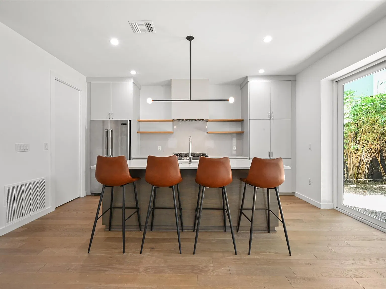 3 bed, 3.0 bath, 2450 sqft, $6,500 — Photo 4