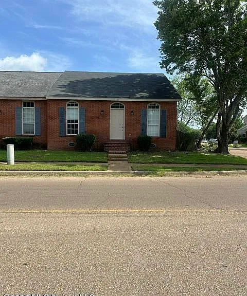 105 Northtown Dr — Photo 1