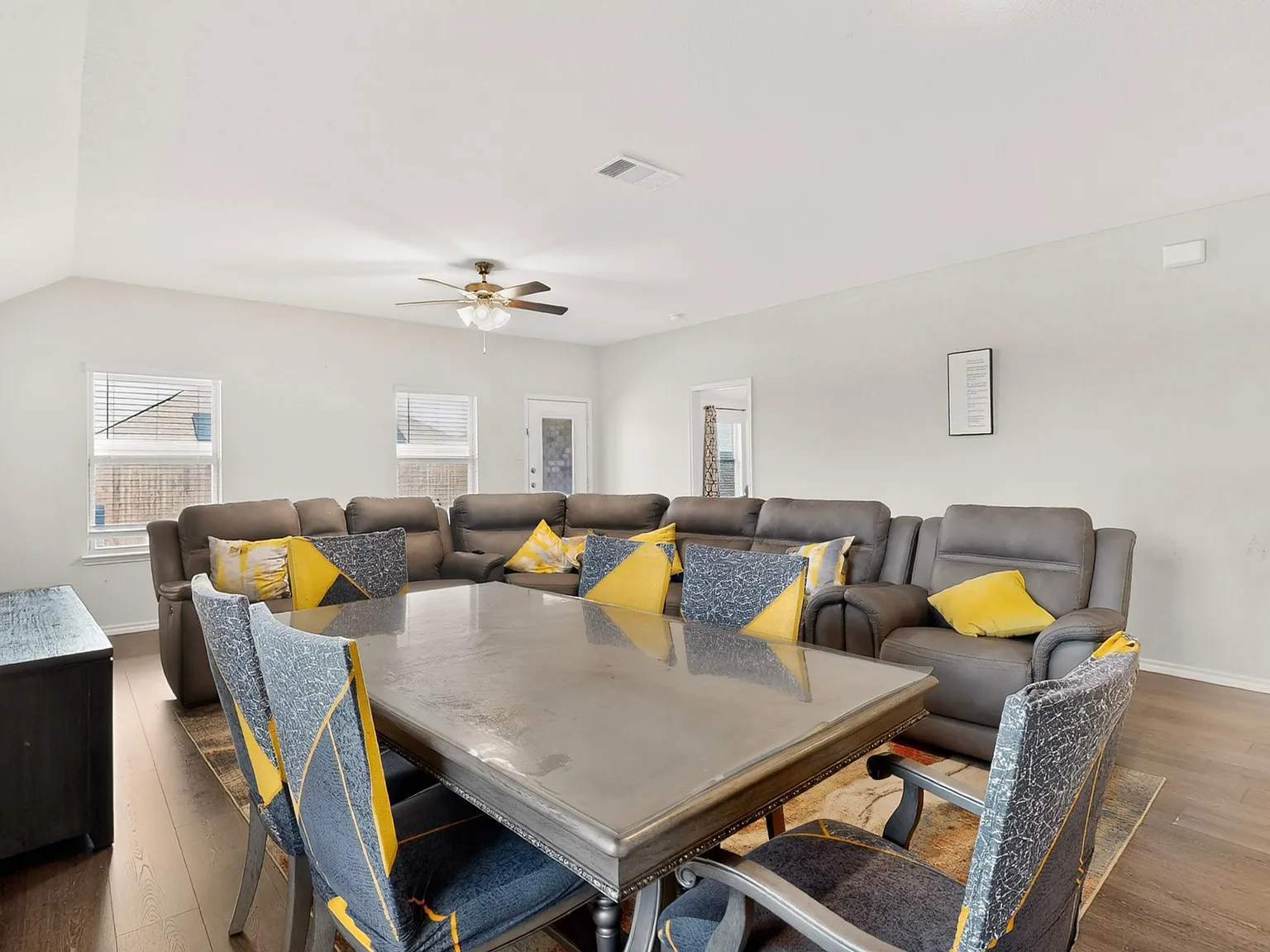 4 bed, 2014 sqft, $2,250 — Photo 3