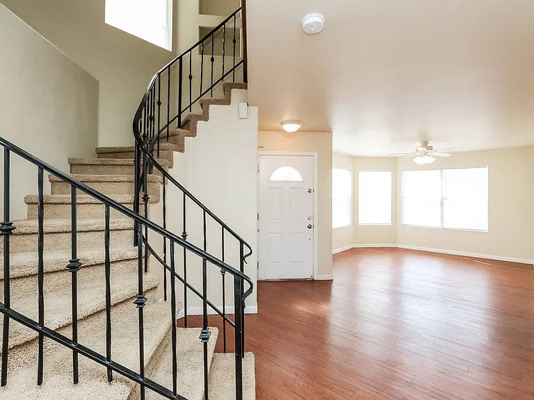 3422 E Woodland Dr — Photo 2