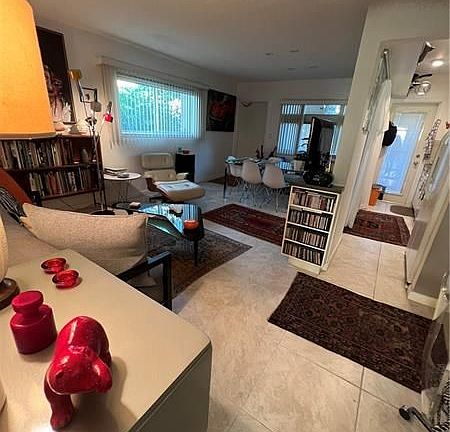 4th image of 2110 NE 39th St APT 1B